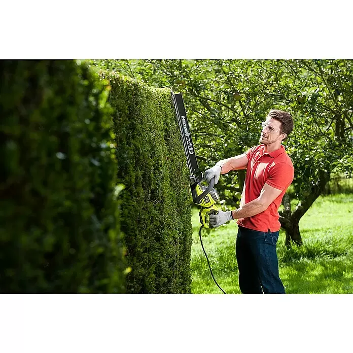 Ryobi Elektro-Heckenschere RHT6760RL - 650 W, Schnittlänge: 60 cm, Max. Aststärke: 30 mm - Anwendungsbeispiel