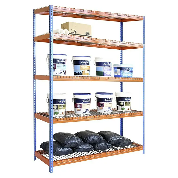 Simonrack Simontaller Schwerlastregal Ecoforte Rex - H x B x T: 200 x 180 x 60 cm, Traglast pro Boden: 400 kg, Anzahl Böden: 5 Stk., Stecken, Blau/Orange - Regal mit Farbbehältern und Kiesbeuteln. Verschiedene Bruguer-Farben und Säcke mit Spezialkies sind auf den Regalen aufgereiht.
