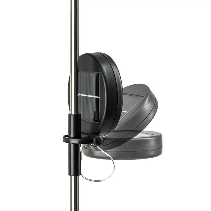 BAUHAUS Solarleuchte FeuerwerkHöhe: 90 cm, IP44, Lichtfarbe: Warmweiß - Detailaufnahme einer verstellbaren Solarleuchte mit schwarzem Gehäuse und silbernem Stab vor schwarzem Hintergrund.