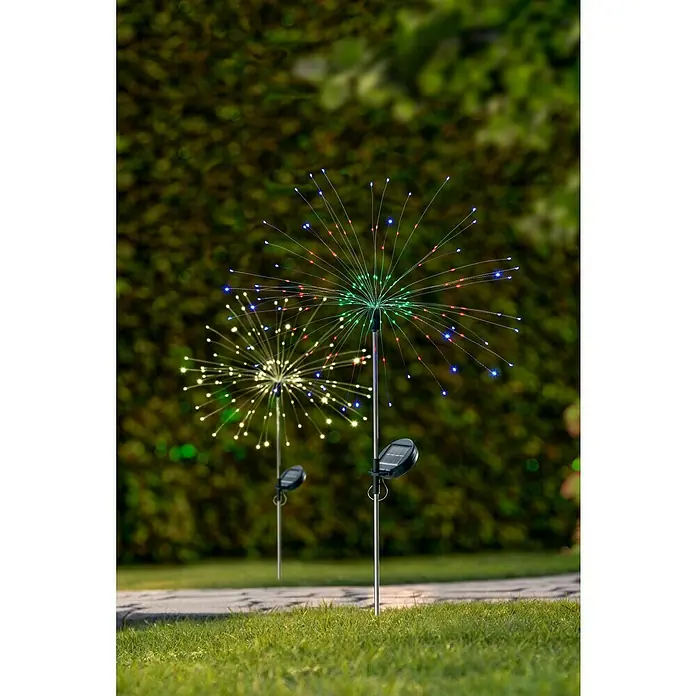 BAUHAUS Solarleuchte FeuerwerkHöhe: 90 cm, IP44, Lichtfarbe: RGB - Zwei farbenfrohe Solar-Feuerwerksleuchten im Garten, die eine festliche Atmosphäre schaffen und für eine stimmungsvolle Beleuchtung sorgen.