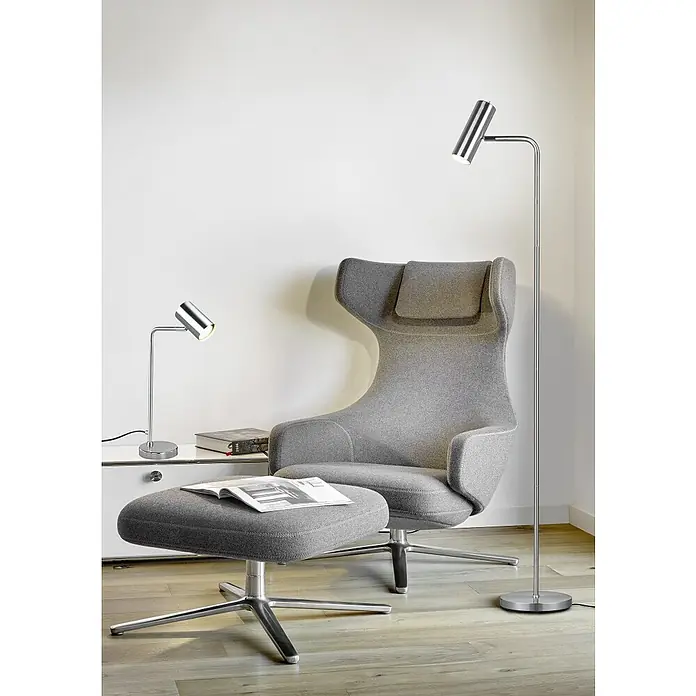 Trio Lighting Marley Lámpara de sobremesa redonda - 5 W, Ø x Al: 12 x 45 cm, Níquel, GU10 - Rincón de lectura acogedor con sillón gris, reposapiés y dos lámparas plateadas modernas que brindan una luz agradable.