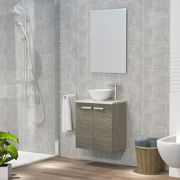 Artysan Conjunto de mueble de baño Zen - Nebraska, 3 pzs. - La imagen muestra un baño moderno con un mueble de lavabo con aspecto de madera, un lavabo sobre encimera y un espejo. Los azulejos de la pared son grises.