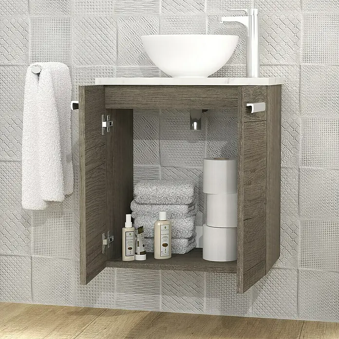 Artysan Conjunto de mueble de baño Zen - Nebraska, 3 pzs. - Imagen de un moderno tocador de baño con lavabo, toallas y artículos de tocador. El armario está abierto, mostrando el espacio de almacenamiento.