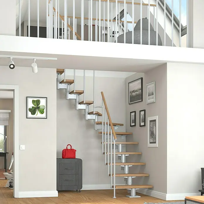 Dolle Mittelholmtreppe CorkBreite: 75 cm, Perlgrau, 1/4-gewendelt, Farbe Stufen: Eiche Natur, Geschosshöhe: 259 cm - 315 cm, Einzelstabgeländer - Eine moderne Treppe aus Holz und Metall führt elegant in die obere Etage des hellen Wohnraums. Blickfang ist das minimalistische Design.