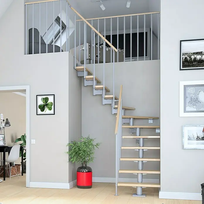 Dolle Mittelholmtreppe Cork - Breite: 75 cm, Perlgrau, 1/4-gewendelt, Farbe Stufen: Ahorn Natur, Geschosshöhe: 259 cm - 315 cm, Einzelstabgeländer - Eine moderne Treppe mit Holzstufen und silberfarbenen Geländern in einem hellen Wohnraum.
