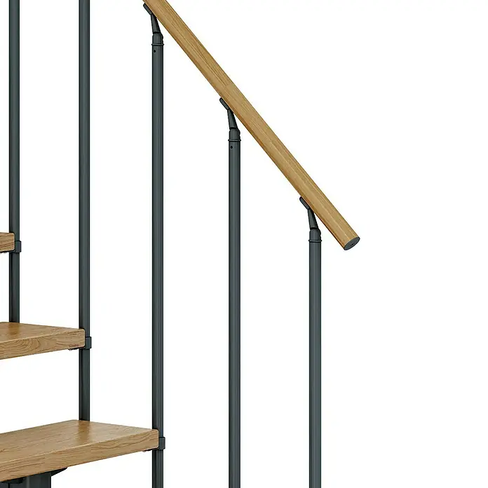 Dolle Mittelholmtreppe Cork - Breite: 75 cm, Anthrazitgrau, 1/2-gewendelt, Farbe Stufen: Eiche Natur, Geschosshöhe: 240 cm - 292 cm, Einzelstabgeländer - Detailansicht einer Treppe mit Holzstufen und einem modernen Geländer mit hölzernem Handlauf und schwarzen Metallstreben.