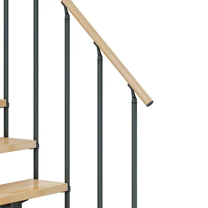 Dolle Mittelholmtreppe CorkBreite: 75 cm, Anthrazitgrau, 1/2-gewendelt, Farbe Stufen: Buche Natur, Geschosshöhe: 259 cm - 315 cm, Einzelstabgeländer - Detailaufnahme einer Treppe mit hellen Holzstufen und einem eleganten Handlauf, der durch dunkle, schlanke Geländerstäbe ergänzt wird.