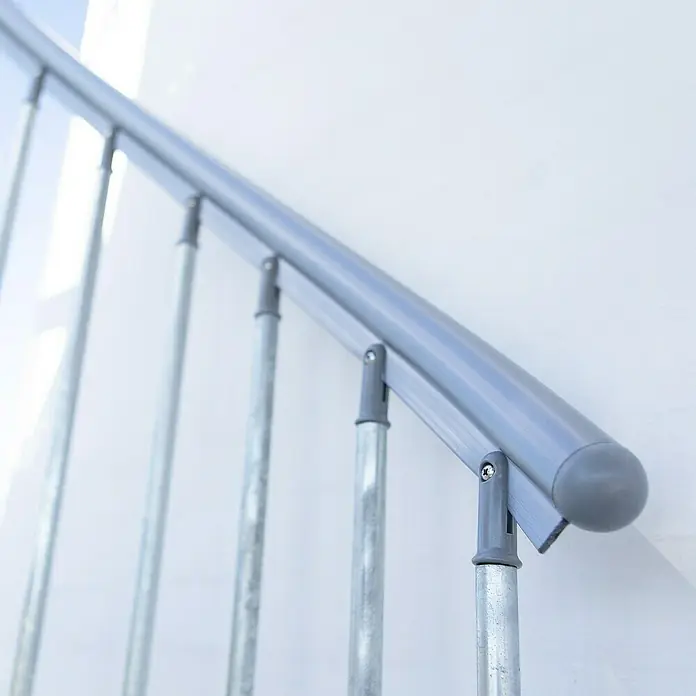 Dolle Außentreppe Gardenspin - Durchmesser: 185 cm, Geschosshöhe: 307,5 cm - 352,5 cm, Lochblechstufen, Silber - Bild einer Treppe mit grauem Geländer und silberfarbenen Pfosten, das modernes Design und Funktionalität vereint.