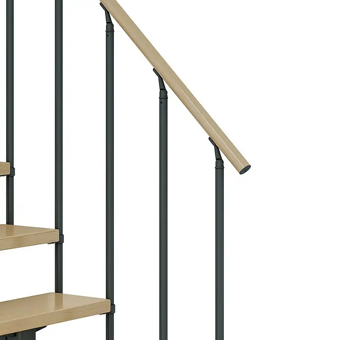 Dolle Mittelholmtreppe Cork - Breite: 75 cm, Anthrazitgrau, Gerade, Farbe Stufen: Ahorn Natur, Geschosshöhe: 278 cm - 337 cm, Einzelstabgeländer - Detailaufnahme einer eleganten Innentreppe mit hellen Holzstufen und einem modernen Geländer aus dunklem Metall und hellem Holzhandlauf.