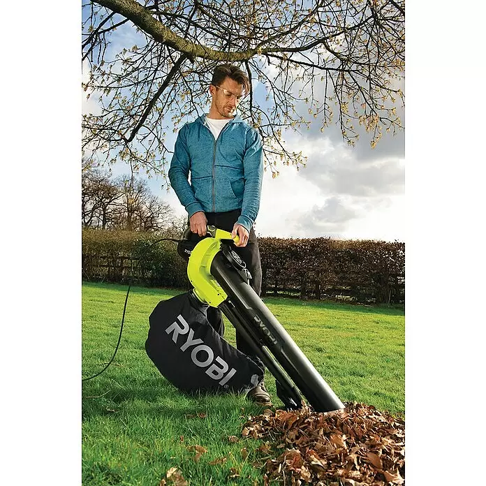 Ryobi Elektro-Laubsauger RBV3000CESV - 3.000 W, Blasgeschwindigkeit: 375 km/h, Blasleistung: 14 m³/min - Anwendungsbeispiel