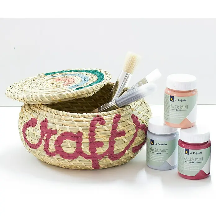La Pajarita Pintura de tiza Chalk Paint - Vintage, 175 ml, Mate - Una cesta de artesanía de paja con la palabra "craft" y tres botes de La Pajarita Chalk Paint Deco.
