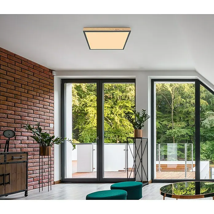 Globo Doro LED-Panel Holzoptik - 24 W, 45 x 45 cm, Holzoptik/Graphit, Warmweiß - Eine moderne quadratische Deckenleuchte mit Holzrahmen und sanftem Licht in einem stilvollen Wohnzimmer.