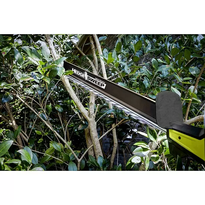 Ryobi Max Power Akku-Heckenschere RY36HTX65A-0 - 36 V, Li-Ionen, Ohne Akku - Schwarzer HEDGE SWEEP Laubreiniger an einer Heckenschere, der Äste in einer dichten grünen Hecke entfernt.