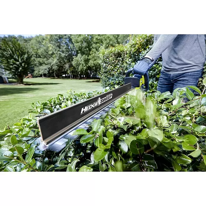 Ryobi Max Power Akku-Heckenschere RY36HTX65A-0 - 36 V, Li-Ionen, Ohne Akku - Schwarzer HEDGE SWEEP Laubreiniger-Aufsatz an einer Heckenschere, der aktiv geschnittene Blätter von einer grünen Hecke fegt.