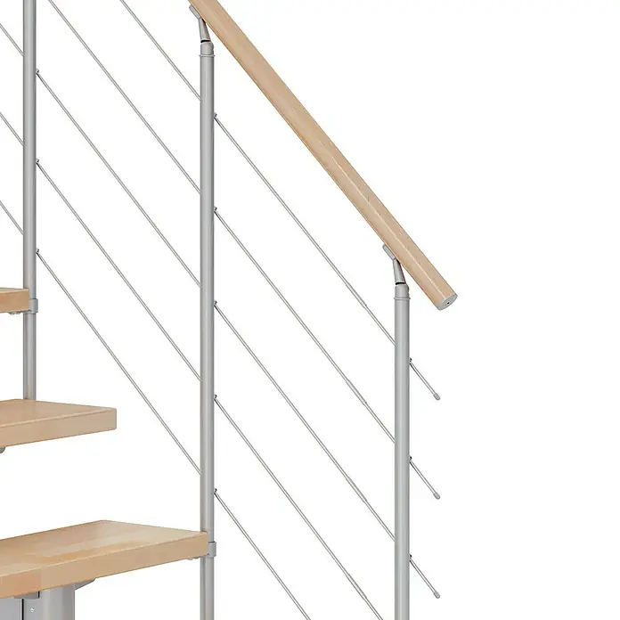 Dolle Mittelholmtreppe CorkBreite: 75 cm, Perlgrau, Gerade, Farbe Stufen: Buche Natur, Geschosshöhe: 278 cm - 337 cm, Edelstahlgeländer - Detailaufnahme einer modernen Treppe mit hellem Holzhandlauf und Edelstahlseilen als Geländer. Stilvolles Design für den Innenbereich.