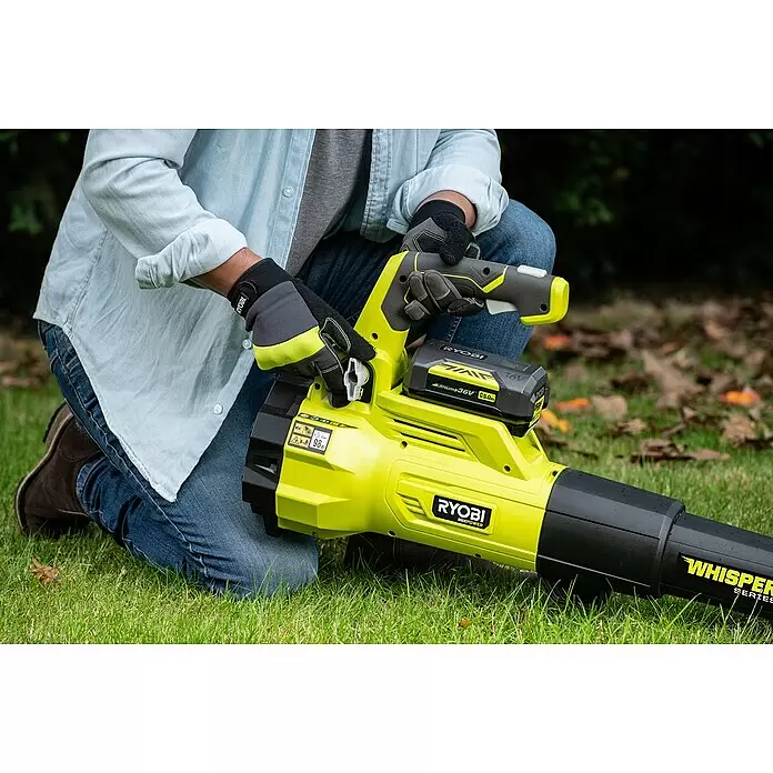 Ryobi Max Power Akku-Laubbläser RY36BLXA-0 - 36 V, Ohne Akku, Blasgeschwindigkeit: 176 km/h, Blasleistung: 15,6 m³/min - Person bedient einen limettengrünen und schwarzen Akku-Laubbläser von Ryobi.