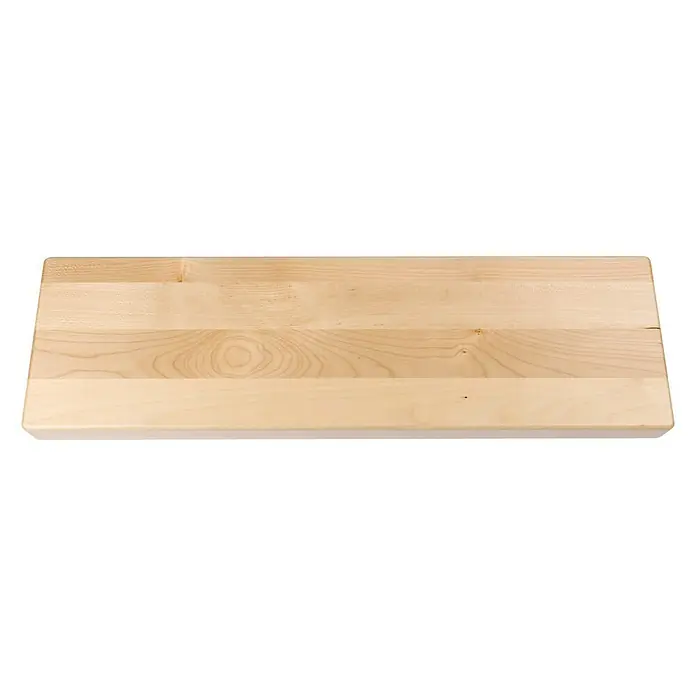 Dolle Mittelholmtreppe DublinBreite: 65 cm, Perlgrau, 1/2-gewendelt, Farbe Stufen: Ahorn Natur, Geschosshöhe: 259 cm - 315 cm, Einzelstabgeländer - Ein rechteckiges Schneidebrett aus hellem Holz mit einer glatten Oberfläche und abgerundeten Kanten.