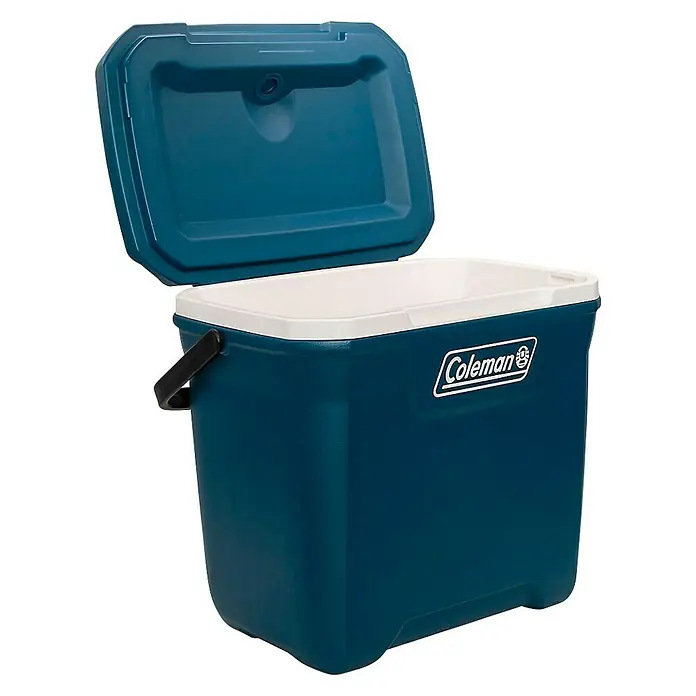 Coleman Kühlbox 28QT Xtreme™ - L x B x H: 31 x 43 x 47 cm, Volumen: 26 l, Blau - Ein blauer Coleman-Kühler mit geöffnetem Deckel, ideal zum Kühlen von Getränken und Speisen bei Outdoor-Aktivitäten.