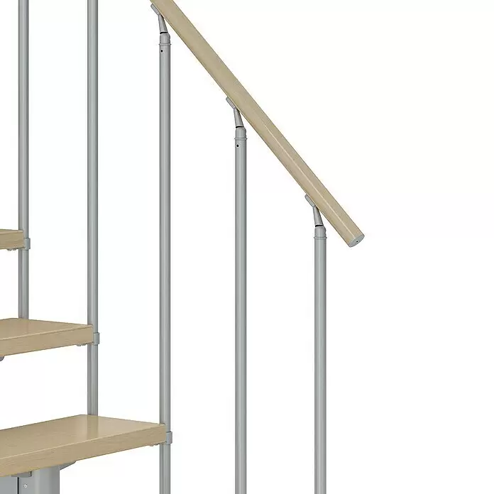Dolle Mittelholmtreppe Cork - Breite: 75 cm, Perlgrau, 1/2-gewendelt, Farbe Stufen: Ahorn Natur, Geschosshöhe: 240 cm - 292 cm, Einzelstabgeländer - Helle Holzstufen und Handlauf mit silbernen Metallgeländerstäben.
