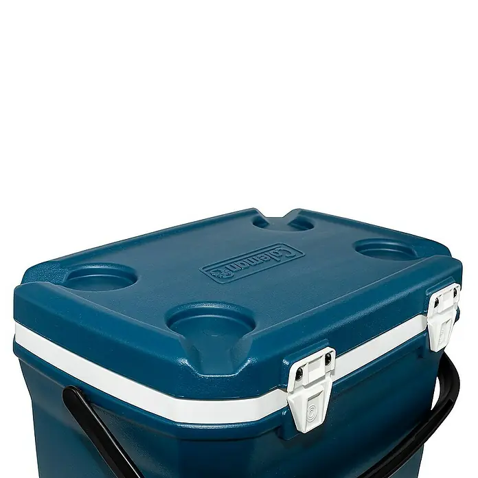 Coleman Kühlbox 28QT Xtreme™ - L x B x H: 31 x 43 x 47 cm, Volumen: 26 l, Blau - Nahaufnahme einer Kühlbox von Coleman in blau mit weißem Rand und Getränkehaltern auf dem Deckel.