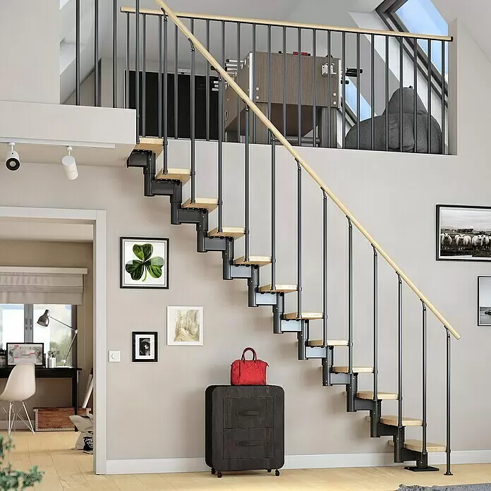 Dolle Mittelholmtreppe Cork - Breite: 75 cm, Anthrazitgrau, Gerade, Farbe Stufen: Ahorn Natur, Geschosshöhe: 278 cm - 337 cm, Einzelstabgeländer - Moderne Modultreppe mit hellen Holzstufen, schwarzen Metallgeländern und einem hellen Holzhandlauf, in einem modernen Loft.