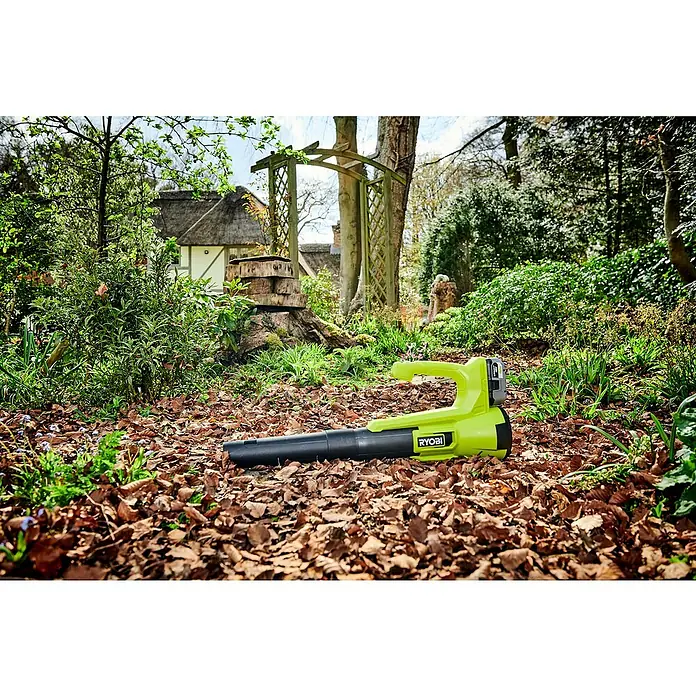 Ryobi ONE+ Soplador de hojas de batería RY18BLA - 18 V, Sin batería, Velocidad de soplado: 145 km/h, Potencia de soplado: 7,1 m³/min - Soplador de hojas Ryobi en el jardín.