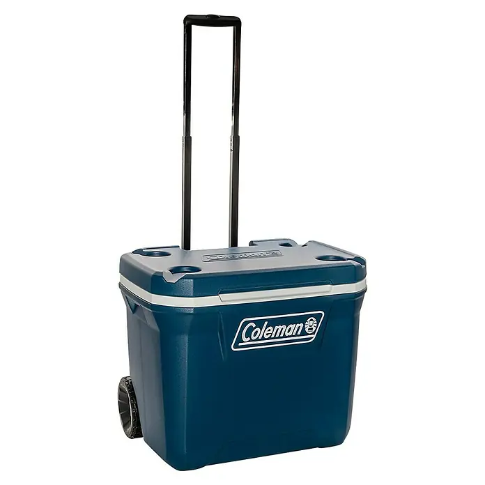Coleman Kühlbox 50QT Xtreme™ - L x B x H: 43 x 49 x 65 cm, Volumen: 47 l, Blau - Ein blauer Coleman-Kühlwagen mit ausziehbarem Griff und Rädern, ideal für den Transport von Getränken und Speisen im Freien.