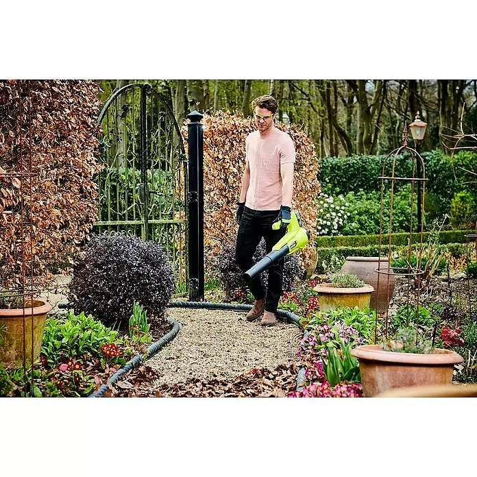 Ryobi ONE+ Akku-Laubbläser RY18BLA-0 - 18 V, Ohne Akku, Blasgeschwindigkeit: 145 km/h, Blasleistung: 7,1 m³/min - Anwendungsbeispiel