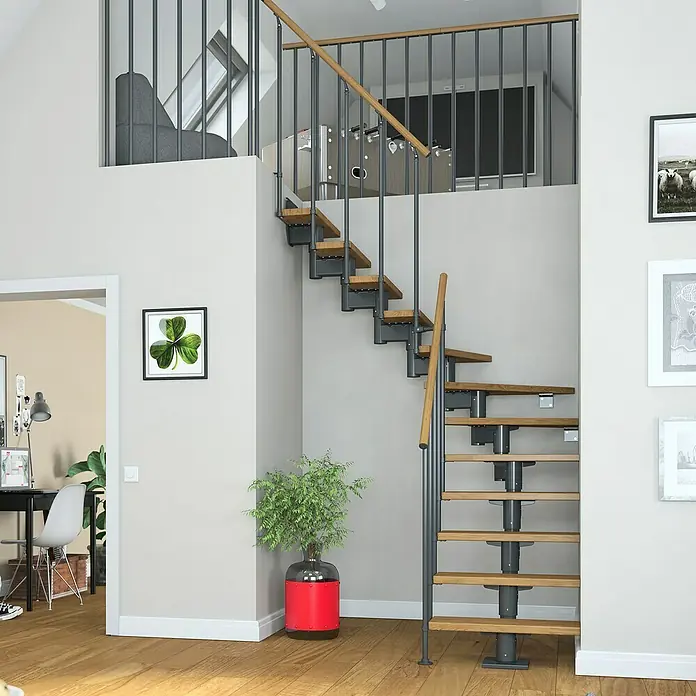 Dolle Mittelholmtreppe Cork - Breite: 75 cm, Anthrazitgrau, 1/4-gewendelt, Farbe Stufen: Eiche Natur, Geschosshöhe: 278 cm - 337 cm, Einzelstabgeländer - Treppe mit Holzstufen und Metallgeländer in einem hellen, modernen Haus. Das Design ist platzsparend und stilvoll.