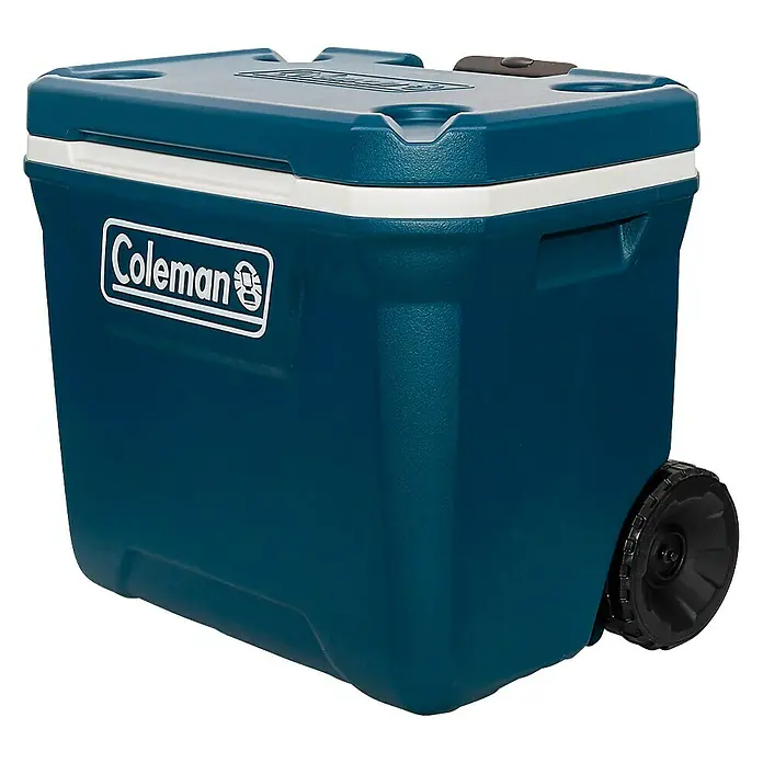 Coleman Kühlbox 50QT Xtreme™ - L x B x H: 43 x 49 x 65 cm, Volumen: 47 l, Blau - Das Bild zeigt eine blaue Coleman Kühlbox mit Rädern, ideal für den Transport von kühlen Getränken und Speisen im Freien.