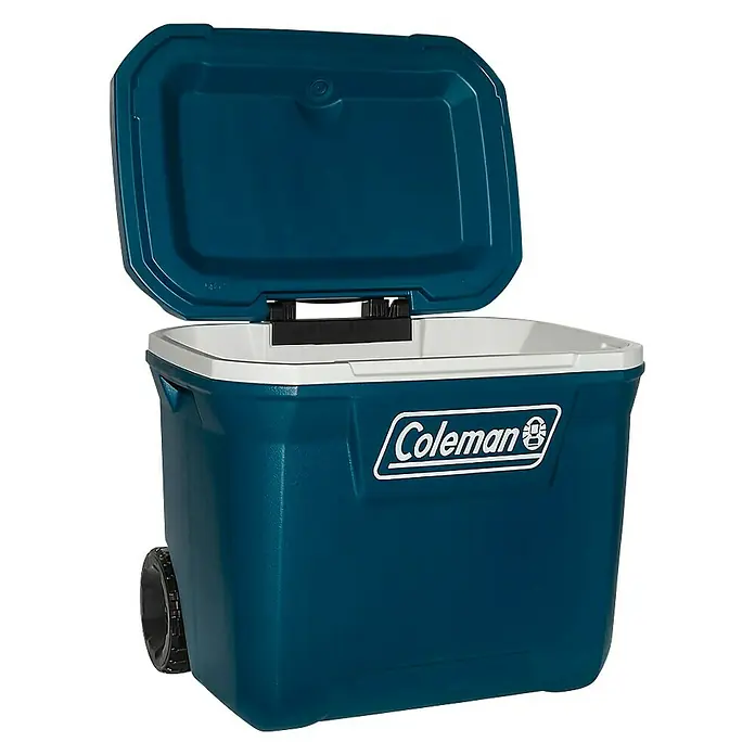 Coleman Kühlbox 50QT Xtreme™ - L x B x H: 43 x 49 x 65 cm, Volumen: 47 l, Blau - Ein blauer Coleman Kühlbox mit geöffnetem Deckel, ideal für Ausflüge. Praktische Rollen für einfachen Transport.