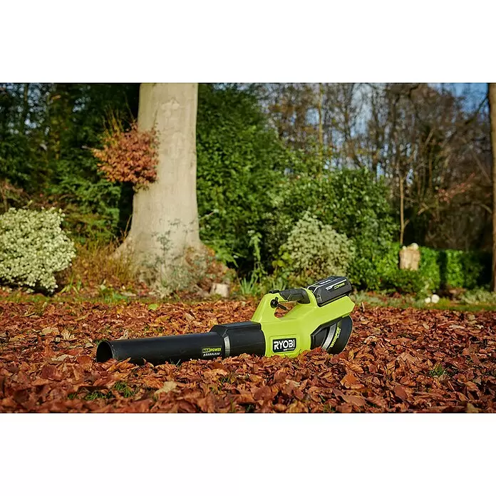 Ryobi Max Power Akku-Laubbläser RY36BLXB-0 - 36 V, Ohne Akku, Blasgeschwindigkeit: 306 km/h, Blasleistung: 20,67 m³/min - Ein grüner und schwarzer Ryobi Laubbläser mit Akku liegt auf Herbstlaub in einem Garten.