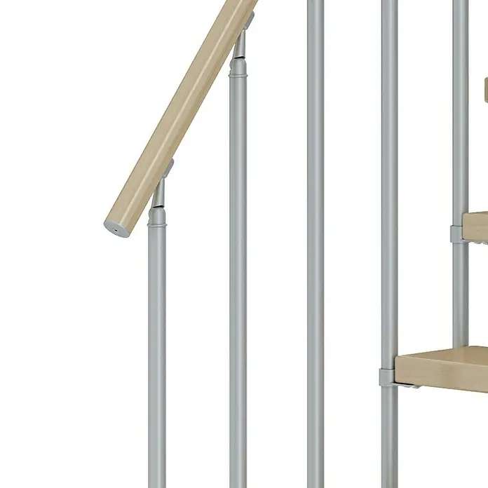 Dolle Mittelholmtreppe Dublin - Breite: 65 cm, Perlgrau, Gerade, Farbe Stufen: Ahorn Natur, Geschosshöhe: 222 cm - 270 cm, Einzelstabgeländer - Detailaufnahme einer Treppe mit Holzhandlauf und silbernen Metallstreben, die ein modernes und helles Design zeigt.