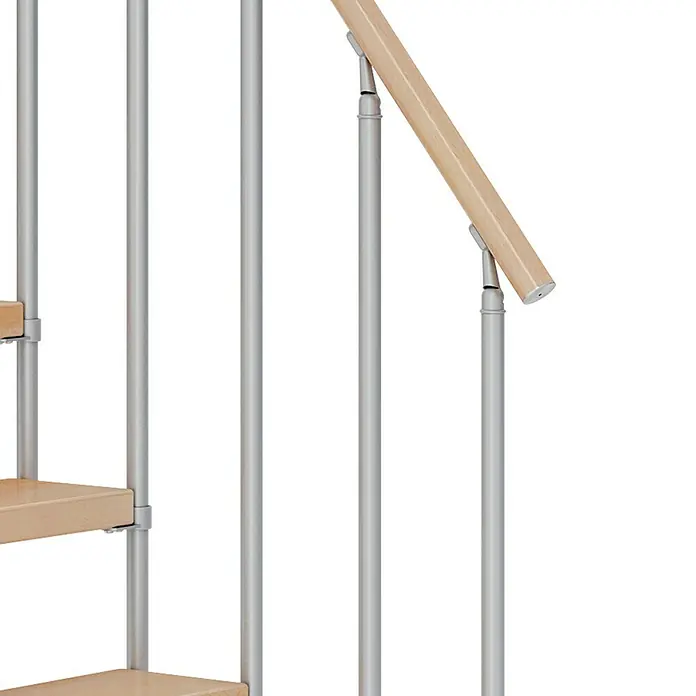 Dolle Mittelholmtreppe Dublin - Breite: 65 cm, Perlgrau, 1/4-gewendelt, Farbe Stufen: Buche Natur, Geschosshöhe: 240 cm - 292 cm, Einzelstabgeländer - Detailaufnahme einer Treppe mit silbernen Geländern und hellem Holzhandlauf, die das moderne Design hervorhebt.