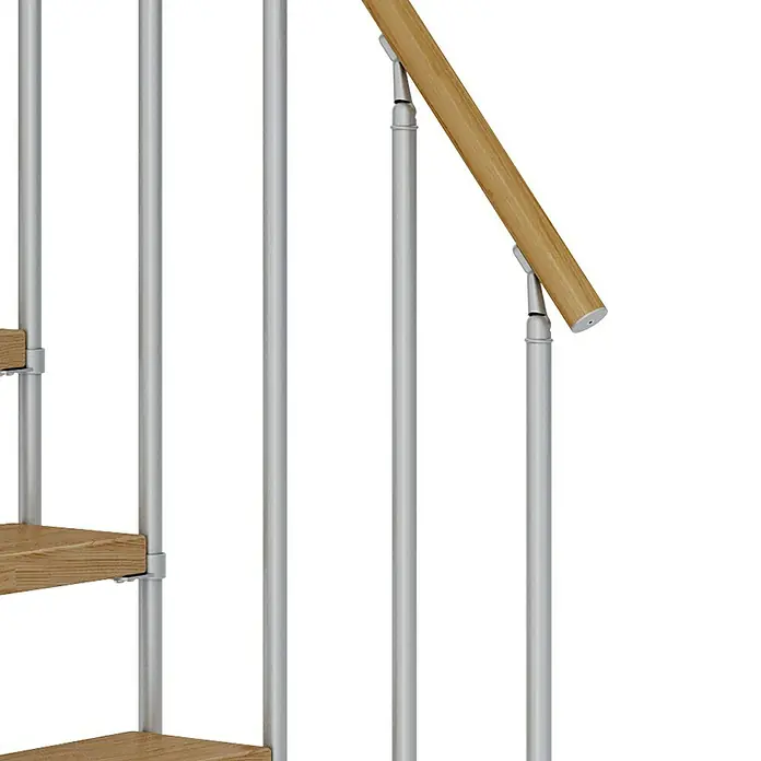 Dolle Mittelholmtreppe DublinBreite: 75 cm, Perlgrau, 1/2-gewendelt, Farbe Stufen: Eiche Natur, Geschosshöhe: 259 cm - 315 cm, Einzelstabgeländer - Detailaufnahme einer Treppe mit Holzstufen und einem Geländer aus silbernen Stäben und einem hölzernen Handlauf.