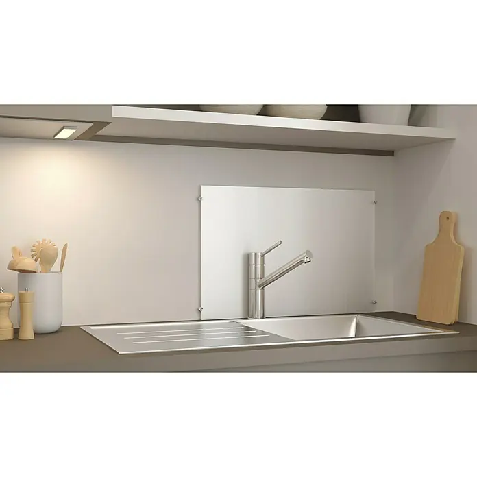 CUCINE Küchenrückwand - Satiniert, 60 x 40 cm, Stärke: 6 mm, Einscheibensicherheitsglas (ESG) - Eine moderne Küchenspüle mit Armatur, Abtropffläche und einem Spritzschutz an der Wand. Küchenutensilien stehen daneben.