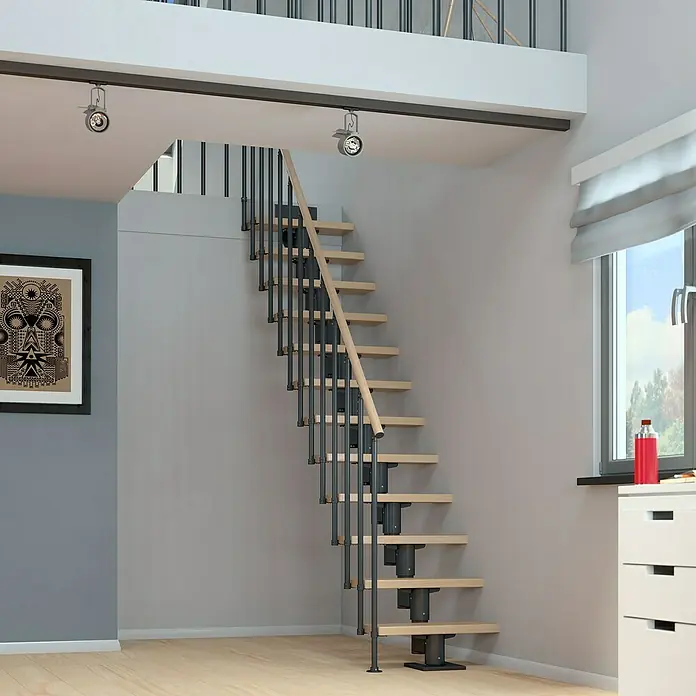 Dolle Mittelholmtreppe Dublin - Breite: 75 cm, Anthrazitgrau, Gerade, Farbe Stufen: Ahorn Natur, Geschosshöhe: 278 cm - 337 cm, Einzelstabgeländer - Moderne Treppe mit Holzstufen und schwarzen Metallgeländern, die zu einem Zwischengeschoss führt. Die Treppe ist hell und minimalistisch gestaltet.