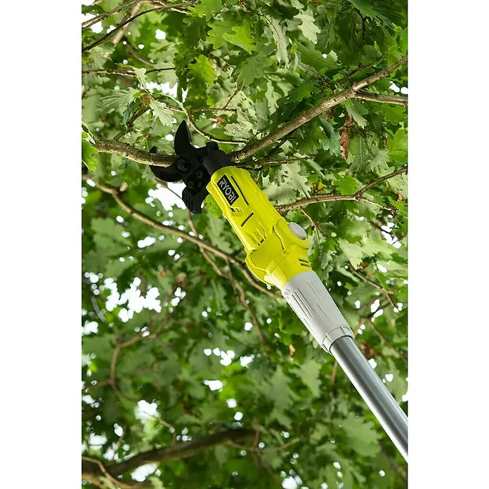 Ryobi ONE+ Akku-Teleskop-Astschere RY18PLA-0 - 18 V, Li-Ionen, Ohne Akku - Eine Ryobi-Astschere schneidet einen Ast vor dem Hintergrund von dichtem Grün. Dieses Werkzeug ermöglicht präzises Beschneiden in großer Höhe.