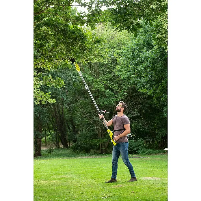 Ryobi ONE+ Akku-Teleskop-Astschere RY18PLA-0 - 18 V, Li-Ionen, Ohne Akku - Mann benutzt eine teleskopierbare Hochentaster-Säge, um Äste eines hochgewachsenen Baumes zu schneiden. Das Gerät hat einen gelben Griff und einen Gurt.