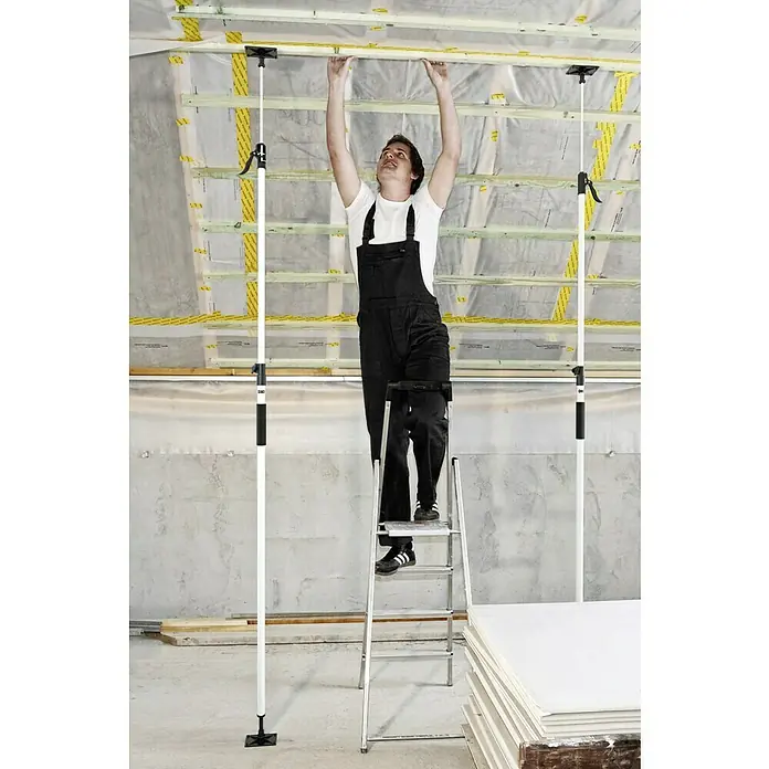 Schnellspann Deckenstützen & Türspanner Montagestütze - Spreizweite: 171 cm - 400 cm - Handwerker auf Leiter mit Deckenstützen. Die justierbaren Stützen fixieren Bauelemente sicher und erleichtern Montagearbeiten im Innenausbau.