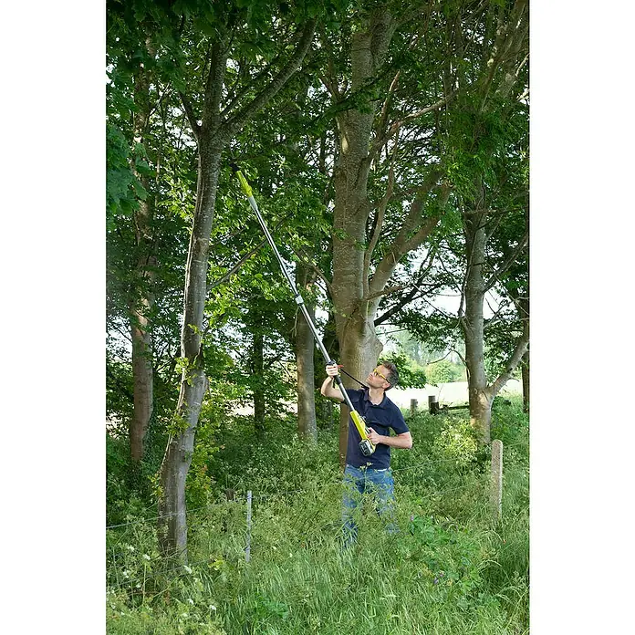 Ryobi ONE+ Maschinenpaket - Akku-Teleskop-Astschere RY18PLA-0,18V, 4 Ah Akku & 2A Ladegerät - Ein Mann benutzt eine Stangensäge zum Beschneiden von Ästen. Die Stangensäge ist gelb und silberfarben.