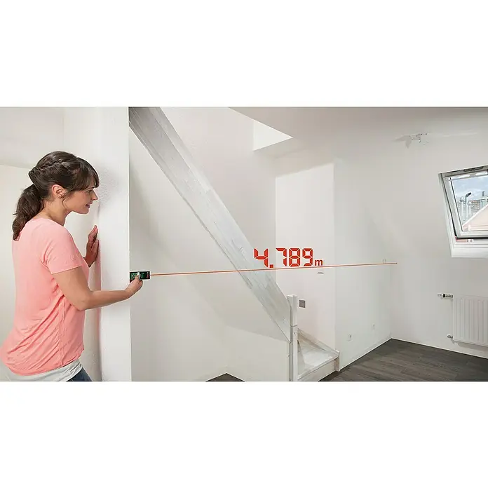Bosch Medidor de distancia láser PLR 30 C - Gama de medición: 0,05 m - 30 m - Una mujer mide una habitación con un medidor láser que indica una distancia de 4,789 metros.