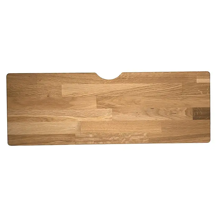Dolle Mittelholmtreppe HamburgBreite: 75 cm, Gerade, Anthrazitgrau, Farbe Stufen: Eiche Natur, Geschosshöhe: 278 cm - 322 cm - Nahaufnahme einer hellbraunen Holzplatte mit abgerundeten Ecken und einer Aussparung in der Mitte, die die natürliche Maserung betont.