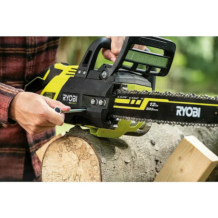 Ryobi Max Power Akku-Kettensäge RY36CSX40B-0 - 36 V, Li-Ionen, Ohne Akku, Schwertlänge: 40 cm - Nahaufnahme einer RYOBI Kettensäge mit 305 mm Schwertlänge, die auf einem Baumstamm liegt, während eine Person daran arbeitet.