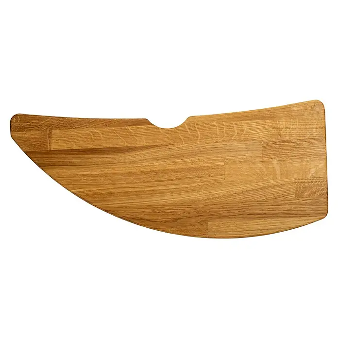 Dolle Mittelholmtreppe BerlinBreite: 64 cm, Variabel, Perlgrau, Farbe Stufen: Eiche Natur, Geschosshöhe: 259 cm - 315 cm - Nahaufnahme einer geölten, braunen und gewölbten Holzplatte mit einer Kerbe auf der linken Seite. Das Holz hat eine deutliche Maserung.