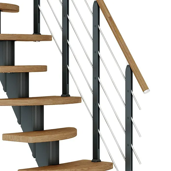 Dolle Mittelholmtreppe Berlin - Breite: 64 cm, Variabel, Anthrazitgrau, Farbe Stufen: Eiche Natur, Geschosshöhe: 240 cm - 292 cm - Nahaufnahme einer Treppe mit Holzstufen und einem Geländer mit Stahlseilen, das ein modernes und stilvolles Design aufweist.