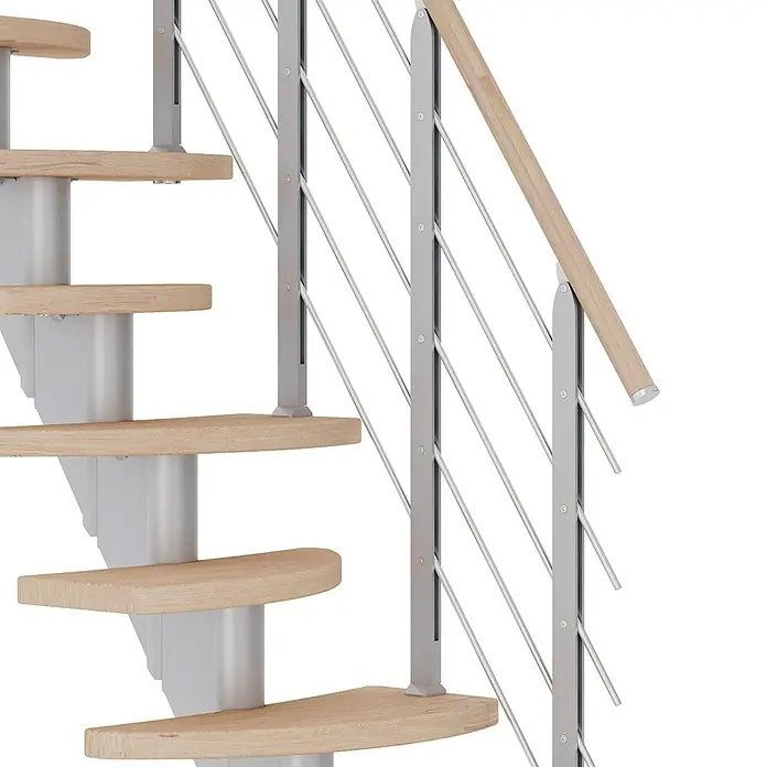 Dolle Mittelholmtreppe Berlin - Breite: 64 cm, Variabel, Perlgrau, Farbe Stufen: Eiche Weiß, Geschosshöhe: 259 cm - 315 cm - Detailaufnahme einer Wendeltreppe mit Holzstufen und einem Geländer aus Metallstäben und Holzhandlauf.