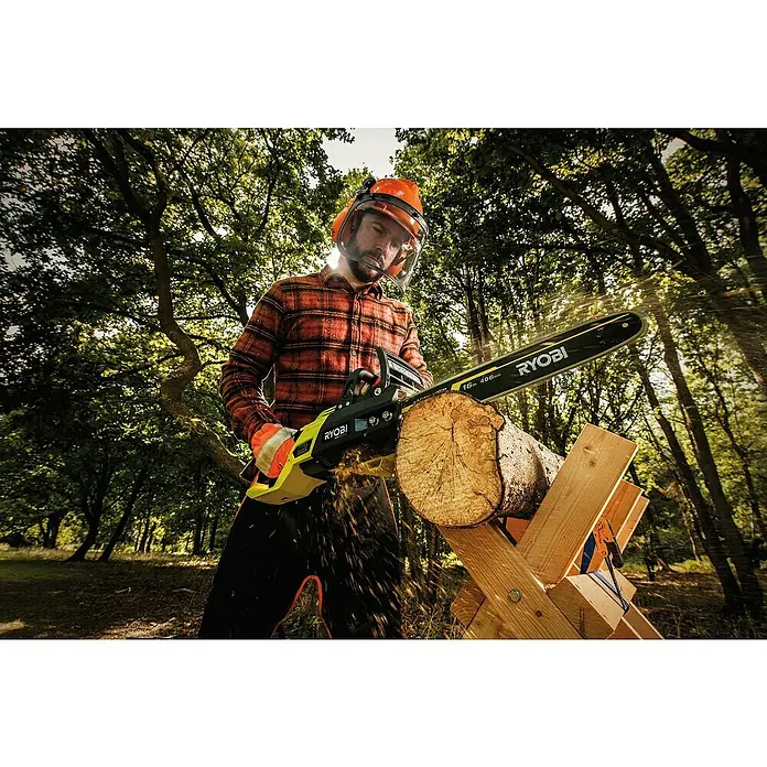 Ryobi Max Power Akku-Kettensäge RY36CSX40B-0 - 36 V, Li-Ionen, Ohne Akku, Schwertlänge: 40 cm - Ein Mann benutzt eine RYOBI Kettensäge im Freien, um Holz zu schneiden. Der Akku-Betrieb sorgt für Flexibilität beim Sägen von Bäumen.