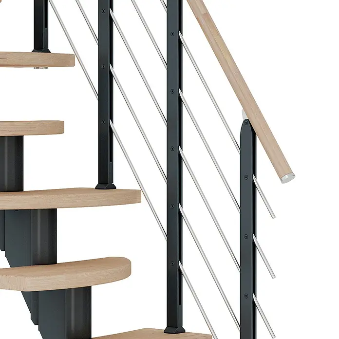 Dolle Mittelholmtreppe Berlin - Breite: 64 cm, Variabel, Anthrazitgrau, Farbe Stufen: Eiche Weiß, Geschosshöhe: 203 cm - 247 cm - Detailaufnahme einer Treppe mit hellen Holzstufen, schwarzen Metallstützen und einem Handlauf aus Holz für den Innenbereich.