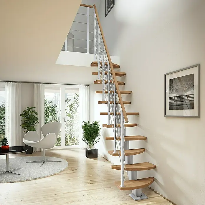 Dolle Mittelholmtreppe BerlinBreite: 64 cm, Variabel, Perlgrau, Farbe Stufen: Eiche Natur, Geschosshöhe: 259 cm - 315 cm - Treppe mit Holzstufen und weißem Geländer. Die Treppe führt zu einem Zwischengeschoss in einem hellen, modernen Wohnraum.